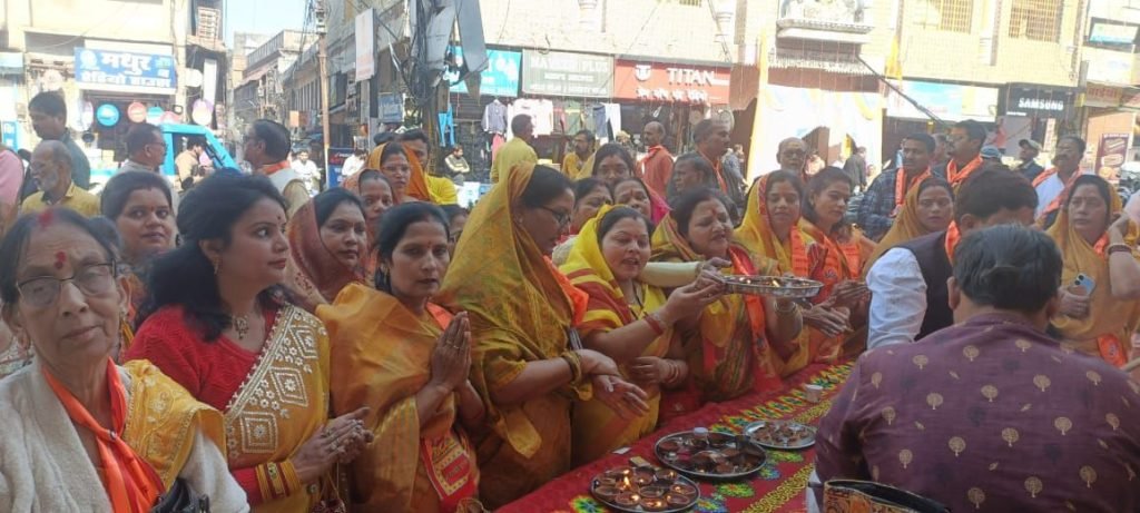 अयोध्यावाशी वैश्य महिला मंडल द्वारा पूजन आरती मेन रोड