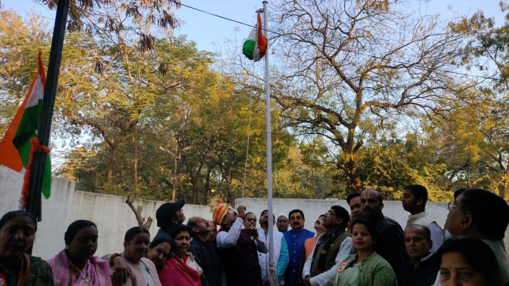 भाजपा जिला दफ्तर एवं सांसद कार्यालय में जिलाध्यक्ष दीपक सोनी टंडन ने फहराया तिरंगा 3 wp 17062597549846218061373381004982