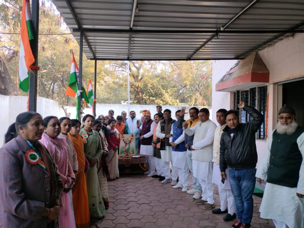 भाजपा जिला दफ्तर एवं सांसद कार्यालय में जिलाध्यक्ष दीपक सोनी टंडन ने फहराया तिरंगा 2 wp 170625976669077282140371124710