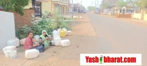 बून्द बून्द पानी क़े लिए भटक रहे ग्रामीण, इमलिया मे तीन साल से नल लगने क़े बाद आज तक नहीं आया पानी