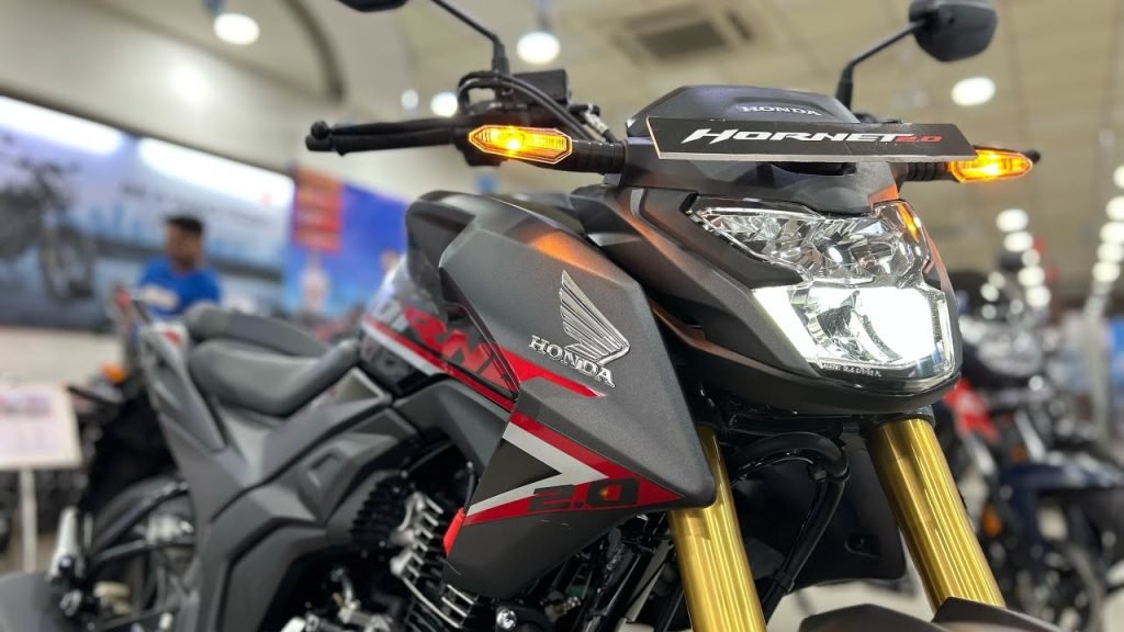 स्टाइलिश look में launch हुई कड़क फीचर्स वाली Honda hornet 2.0 बाइक