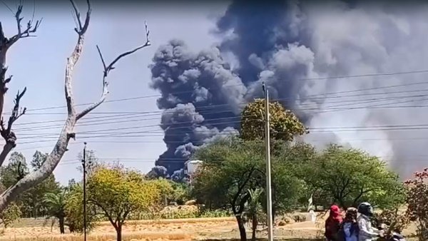 Fire broke out in a nut-bolt factory: सीहोर में नट-बोल्ट की फैक्ट्री में लगी भीषण आग के बाद हुए धमाके, बुझाने की कोशिश में लगी फायर ब्रिगेड